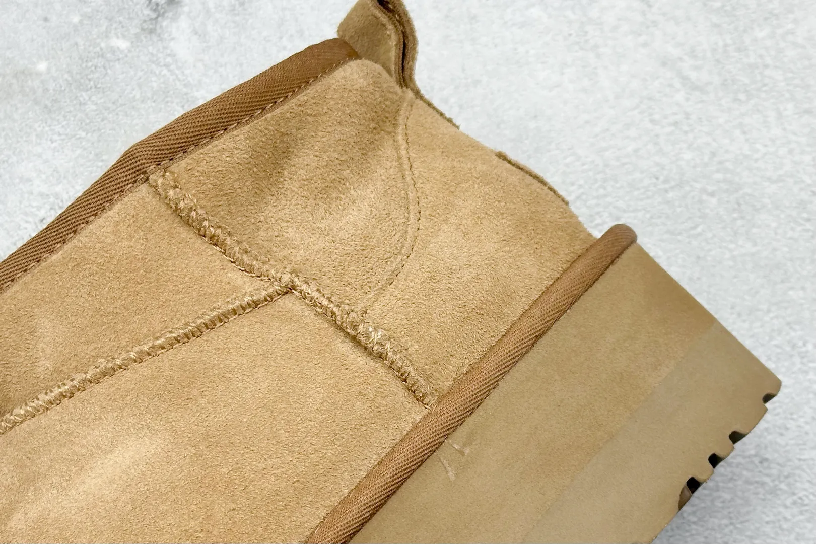 🐲💰 520 supports stores. The top version on the market UGG Mini thick-soled short tube 5cm. Xiaohongshu's hot model. Produced by a major foreign trade factory in Guangzhou. The toe box and the insole are all made of genuine sheep fur. Independent outer box packaging. Chip. With waterproof technology. Different from any version on the market. 5cm thick sole. Independent original development of outsole. Cashmere insole. It is a very suitable choice for going out in winter and at home. In the new year, uug has launched a style series, which is partially biased towards the preferences of young consumers. It has also moved to the forefront of fashion trends. Shoe body material: water-repellent coated suede upper, 17 mm UGGPURE™ implanted wool insole, lightweight non-slip comfortable rubber outsole, brand LOGO trademark, complete package, item number: 1135092, size: 35 36 37 38 39 40
